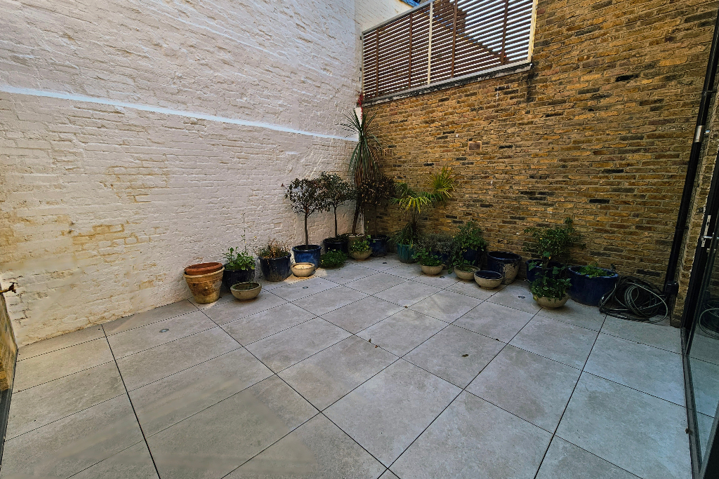 Erskine Mews 1850 per week - Image 4